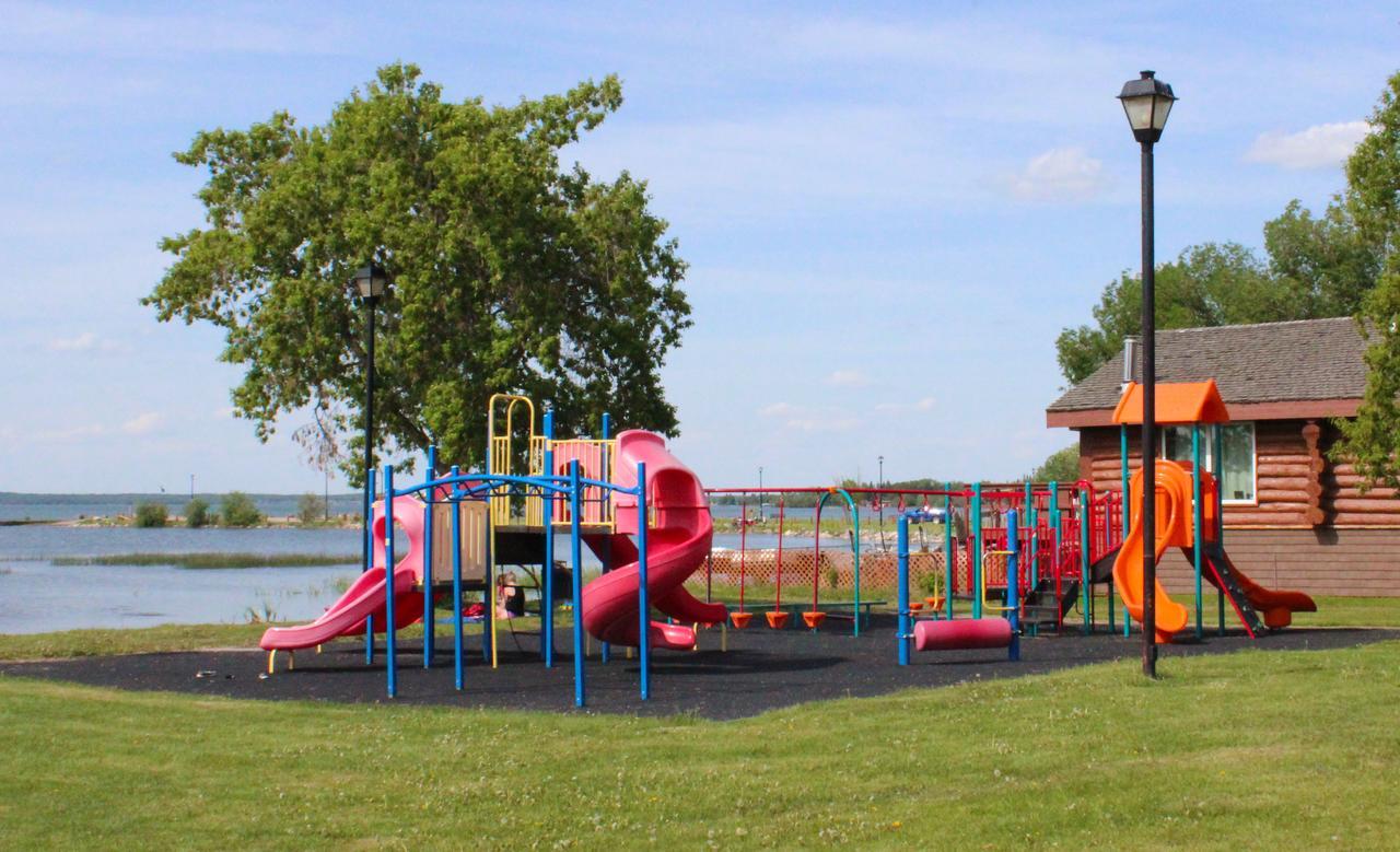 Alberta Beach Inn And Suites 外观 照片